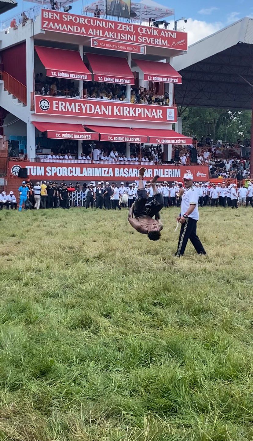 Tarihi Kırkpınar Yağlı Güreşleri ayak boyunda Antalyalı rakibini yenerek altın madalya kazanan Edirneli pehlivan Aydıncan Gümüşdağ, galibiyet taklalarıyla er meydanını coştururken, yakın zamanda babasını kaybeden rakibinin elini kaldırarak sergilediği centilmenlikle gönülleri fethetti.